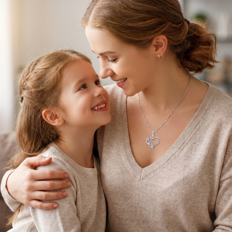 Dzień Mamy: naszyjnik Mama z biało-niebieskimi cyrkoniami z dedykacją